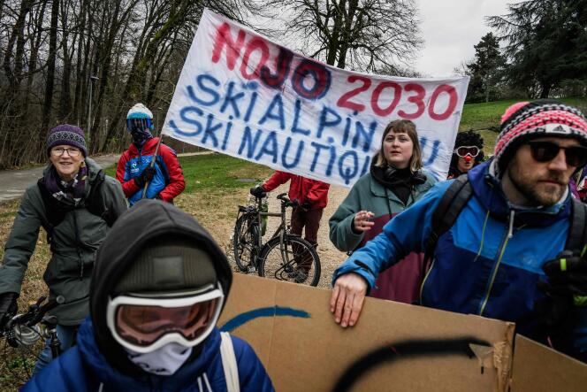 Manifestación contra la candidatura de los Alpes franceses para albergar los Juegos Olímpicos de Invierno de 2030 en Chambéry, el 6 de enero de 2024. 