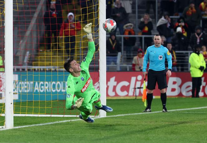 El portero del AS Monaco, Radoslaw Majecki, detiene un disparo a portería durante la 32ª final de la Copa de Francia contra el Lens.