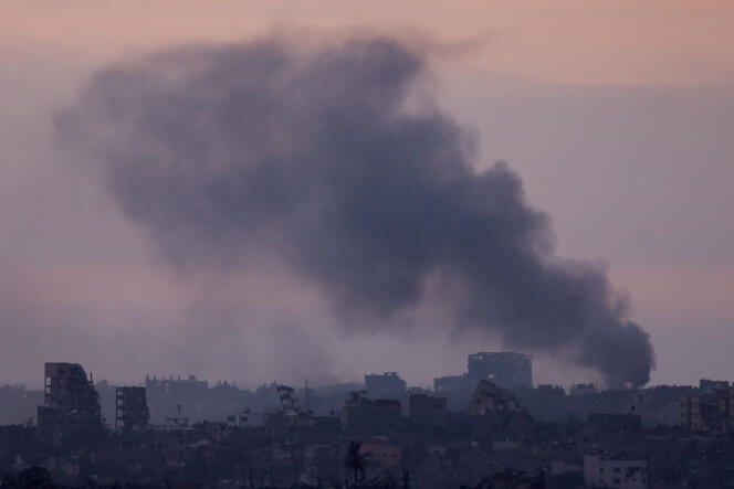 El humo se eleva sobre Gaza durante los ataques israelíes desde el sur de Israel el 7 de enero de 2024. 