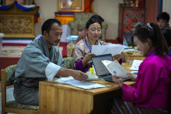 I funzionari elettorali contano le schede elettorali per posta a Samdrup Jongkhar, Bhutan, il 7 gennaio 2024.