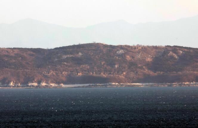 La costa de Corea del Norte con búnkeres de artillería, vista desde la isla Yeonpyeong, cerca de la frontera marítima con Corea del Norte, el 7 de enero de 2024. 