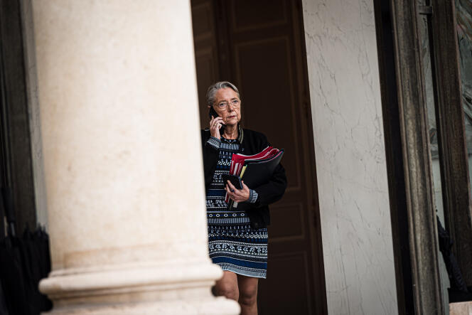 La primera ministra, Elisabeth Borne, llama por teléfono en el vestíbulo de honor al final del consejo de ministros del Palacio del Elíseo, el 12 de diciembre de 2023.