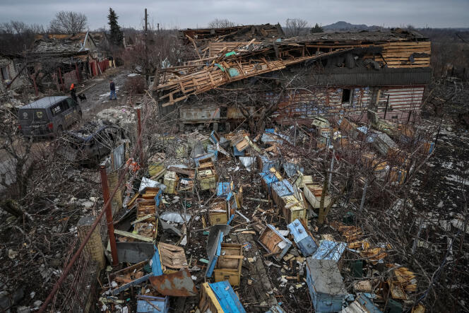 Después de un ataque con misiles rusos en la aldea de Rivne, cerca de la ciudad de Pokrovsk, región de Donetsk, el 7 de enero de 2024. 