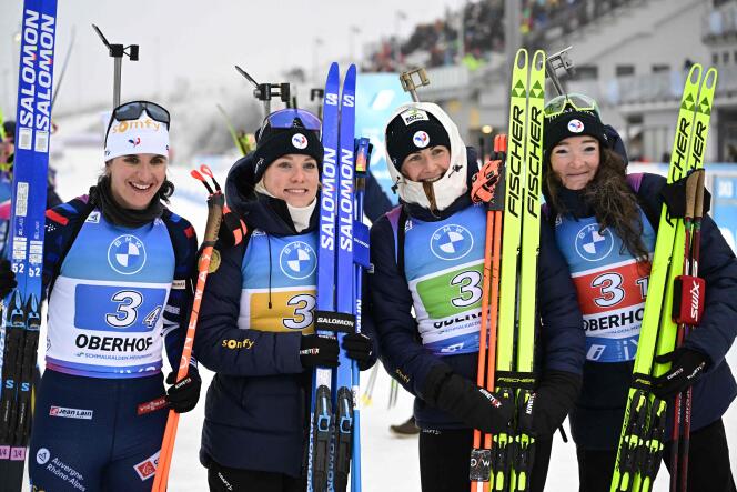 Victoriosas en el relevo de Oberhof, las biatletas francesas (de izquierda a derecha) Julia Simon, Sophie Chauveau, Justine Braisaz-Bouchet y Lou Jeanmonnot, domingo 7 de enero de 2024.
