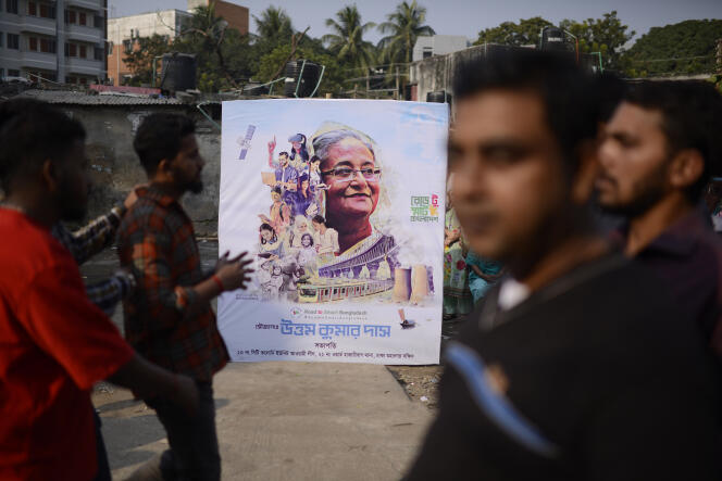 Un cartel electoral de la Liga Awami y su líder, Sheikh Hasina, en una calle de Dhaka, el 7 de enero de 2024. 
