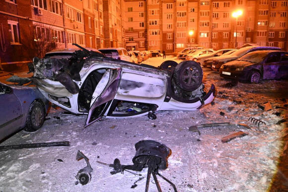 Zniszczone samochody na podwórzu apartamentowca, po tym, co władze lokalne określiły jako ukraiński atak wojskowy, w Biełgorodzie w Rosji, zdjęcie opublikowane 5 stycznia 2024 r.