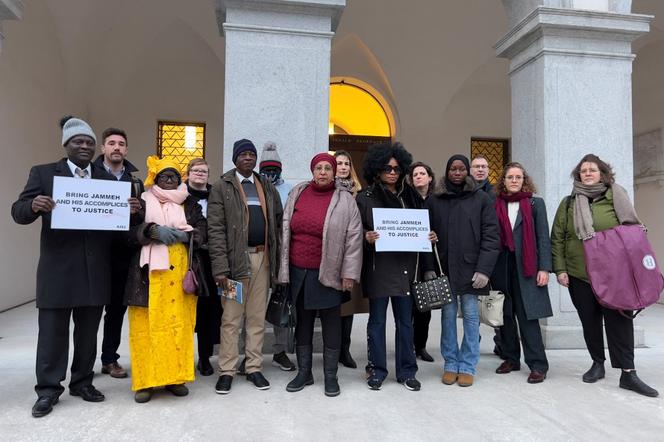 Soutenus par l’ONG Trial International, les membres d’un collectif de victimes du régime de Yahya Jammeh, au pouvoir en Gambie de 1994 à 2017, devant le tribunal de Bellinzona, en Suisse, le 8 janvier 2024, où doit être jugé pour « crimes contre l’humanité » l’ex-premier ministre gambien Ousman Sonko en vertu du principe de la compétence universelle.