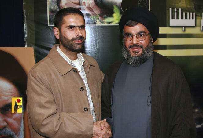 Le commandant de la force Radwan du Hezbollah, Wissam Tawil, et le chef du Hezbollah, Hassan Nasrallah, dans une photo non datée diffusée par le parti chiite libanais après la mort du premier, lundi 8 janvier 2024, dans une frappe israélienne.