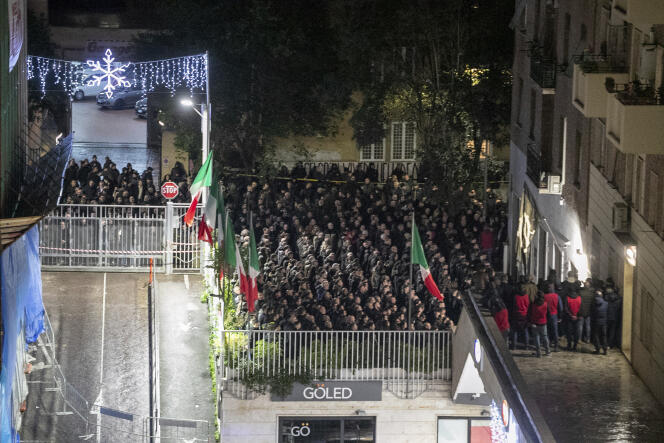 Des manifestants font le salut fasciste devant l’ancien siège romain du Mouvement social italien, à Rome, le 7 janvier 2024.