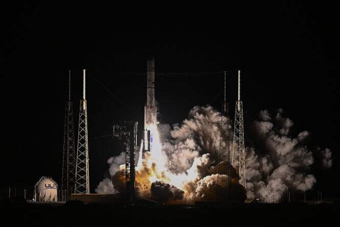 El nuevo lanzador Vulcan Centaur despega de Cabo Cañaveral el lunes 8 de enero de 2024.