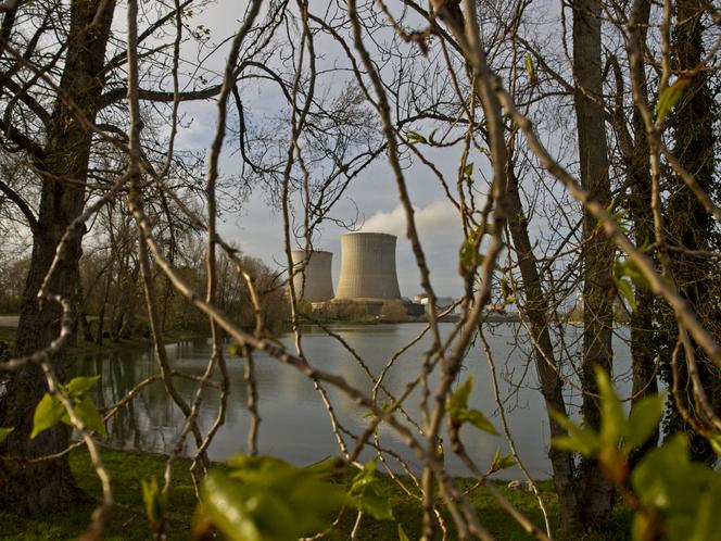 Tours de refroidissement de la centrale nucléaire de Saint-Laurent-Nouan (Loir-et-Cher), le 30 mars 2023.