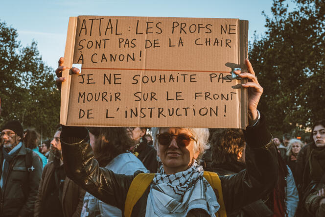 Quelques centaines de personnes rassemblées place de la République, à Paris, en hommage aux professeurs Dominique Bernard et Samuel Paty, à l’appel de l’intersyndicale enseignante Ile-de-France, le 16 octobre 2023.