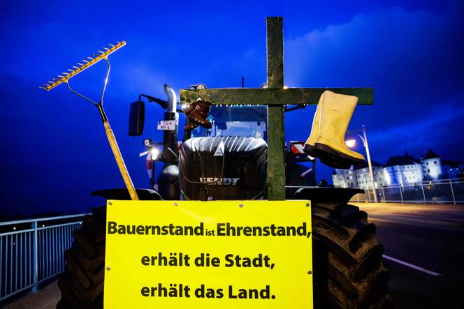 Manifestación de agricultores contra los planes de austeridad del gobierno federal en Torgau (Alemania), 8 de enero de 2024. En el cartel está escrito: “La agricultura es un estado de honor, preserva la ciudad, preserva el país.  »