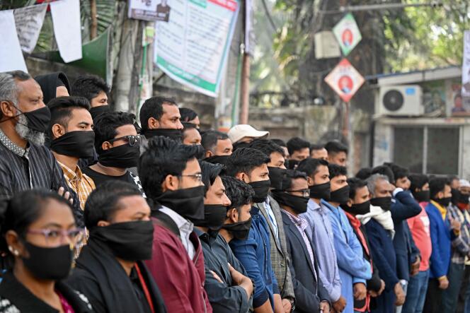 Miembros del partido Gono Odhikar Parishad de Bangladesh, con cintas en la cabeza negras, participan en una protesta para condenar el resultado de las elecciones parlamentarias, en Dhaka, el 8 de enero de 2024. 