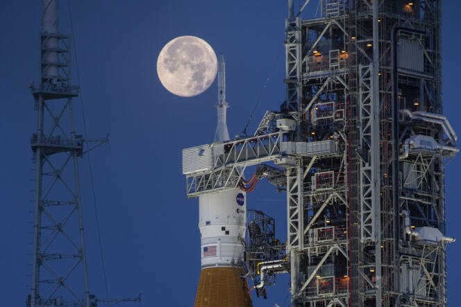 Le système de lancement spatial d’Artemis-1 et le vaisseau spatial Orion, au sommet du lanceur mobile, sont préparés pour une répétition générale, au complexe de lancement 39B du centre spatial Kennedy de la NASA, en Floride, le 14 juin 2022. 