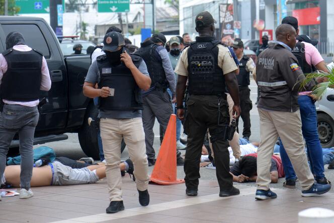 Des policiers équatoriens et des suspects arrêtés après l’assaut dans les studios de la chaîne équatorienne TC Television, à Guayaquil, le 9 janvier 2024, alors que le président a déclaré l’état d’urgence.