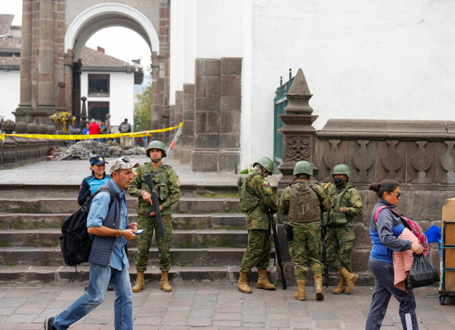 Des soldats de l’armée équatorienne près du palais présidentiel durant l’état d’urgence, à Quito, le 9 janvier 2024.