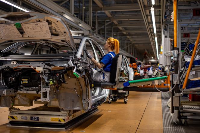 Chaîne de production de voitures électriques dans l’usine Volkswagen de Zwickau (Allemagne), le 24 mai 2023.