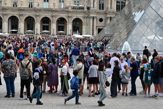 A l’entrée du Musée du Louvre, à Paris, le 9 août 2023. L’établissement parisien a comptabilisé 8,9 millions de visiteurs en 2023.
