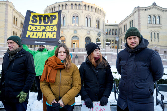 Il deputato norvegese Arild Hermstad, le attiviste climatiche francesi Camille Etienne e Anne-Sophie Roux e l'attore francese Lucas Bravo durante una protesta contro l'estrazione mineraria dei fondali marini davanti al palazzo del Parlamento norvegese a Oslo, il 9 gennaio 2024. 