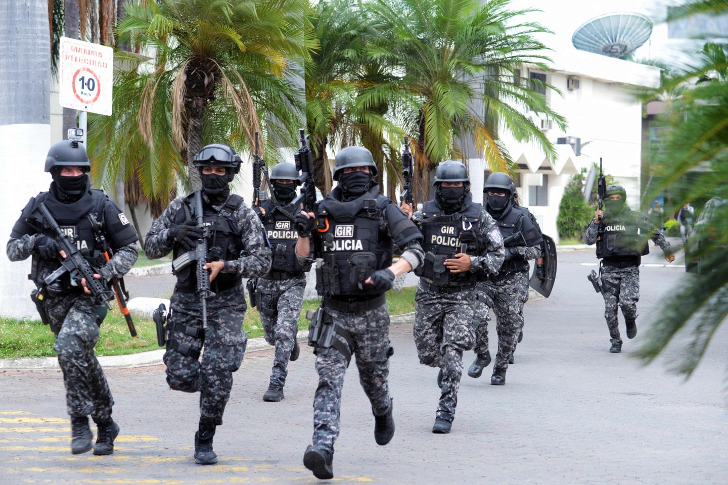 Ecuador: Armed gang members take over live TV broadcast