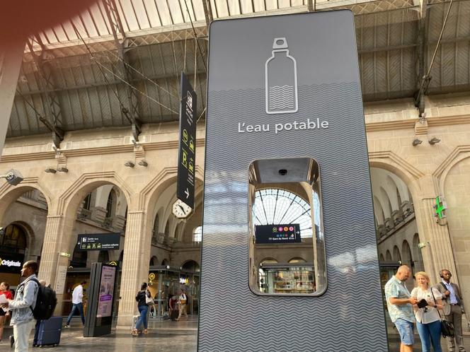 Fontaine à eau face aux quais de la gare de l’Est, à Paris, en juin 2023.