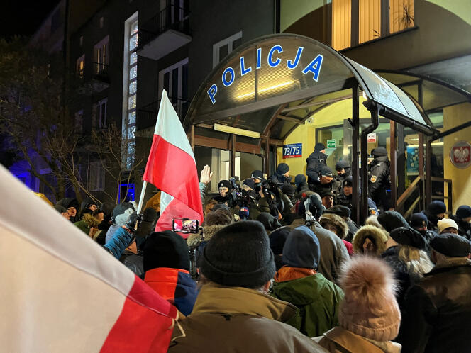 Demonstracja zwolenników PiS przed warszawskim komisariatem policji, dokąd zostali zabrani po aresztowaniu 9 stycznia 2024 r. były minister spraw wewnętrznych Mariusz Kamiński i jego zastępca Maciej Wasik.