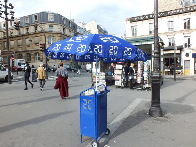 Distribution du journal « 20 Minutes », à Paris, le 3 octobre 2021.