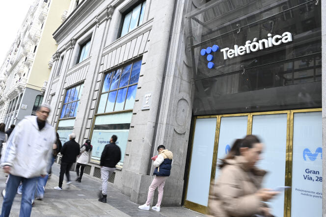 Devant le siège de Telefonica, entreprise multinationale espagnole de télécommunications, à Madrid, le 4 décembre 2023.