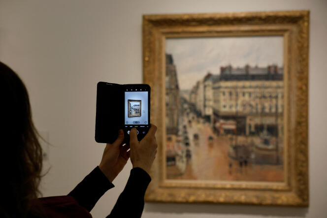 L’oeuvre « Rue Saint-Honoré l’après-midi. Effet de pluie » (1897), de Camille Pissarro, au musée Thyssen-Bornemisza, à Madrid, le 10 janvier 2024. 