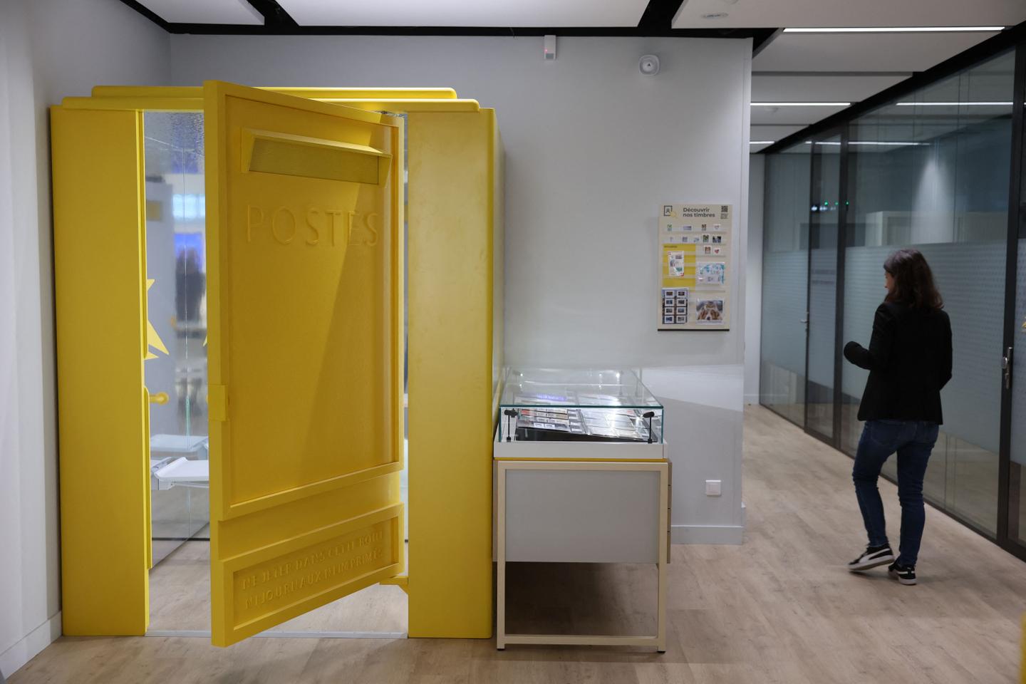 France's post office trials  changing rooms for online shoppers