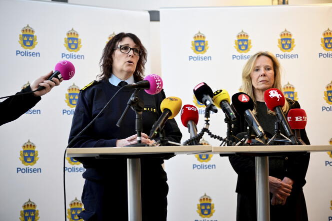 La cheffe de la police suédoise de Malmö, Petra Stenkula, et la directrice du lycée, Annelie Schwartz, tiennent une conférence de presse à l’école latine de Malmö (Suède), le 22 mars 2022, un jour après le meurtre de deux enseignantes.