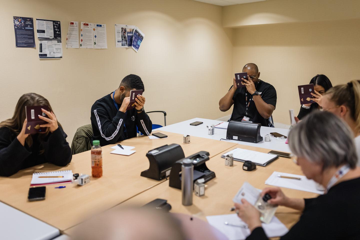 With the Paris airport border police: 'The risk, for us, is that we won't be able to send them back'