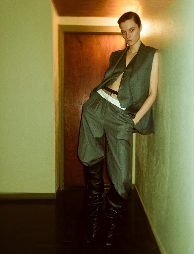 Pantalón Elia, Officine Générale, 395 euros. Chaleco y chaqueta de traje, Tienda general. officinegenerale.com Botas Loewe. loewe.com