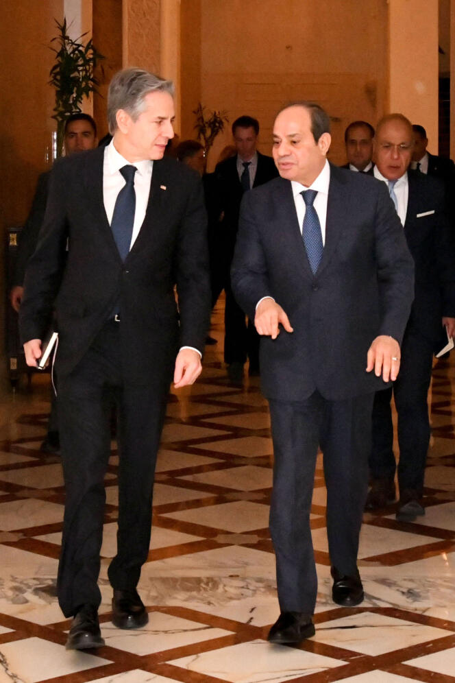 El presidente egipcio, Abdel Fattah Al-Sisi, caminando junto al secretario de Estado estadounidense, Antony Blinken, durante una reunión en el palacio presidencial de Al-Ittihadia en El Cairo el 11 de enero de 2024.