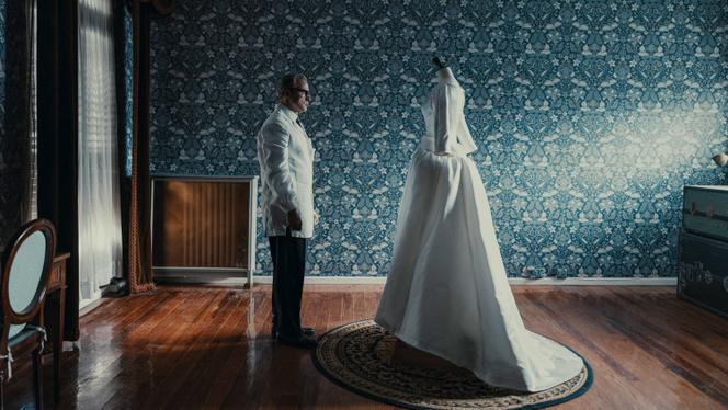 Cristóbal Balenciaga (interpretado por el actor español Alberto San Juan), frente al vestido de novia de Fabiola de Mora y Aragón, Reina de Bélgica.
