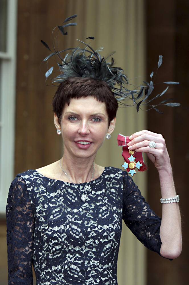 La fundadora de Bet365, Denise Coates, después de recibir la medalla de Comandante del Imperio Británico (CBE) en el Palacio de Buckingham en Londres el 15 de mayo de 2012.