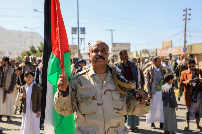 Un miembro de las fuerzas hutíes sostiene la bandera palestina durante una marcha en solidaridad con el pueblo palestino, en Saná, capital de Yemen, el 11 de enero de 2024.
