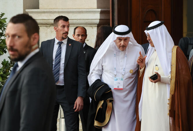 Adeeb Al-Aama, gobernador saudita de la OPEP (centro), y el príncipe Abdel Aziz Bin Salman, ministro de Energía de Arabia Saudita (derecha), en Viena, el 5 de julio de 2023.