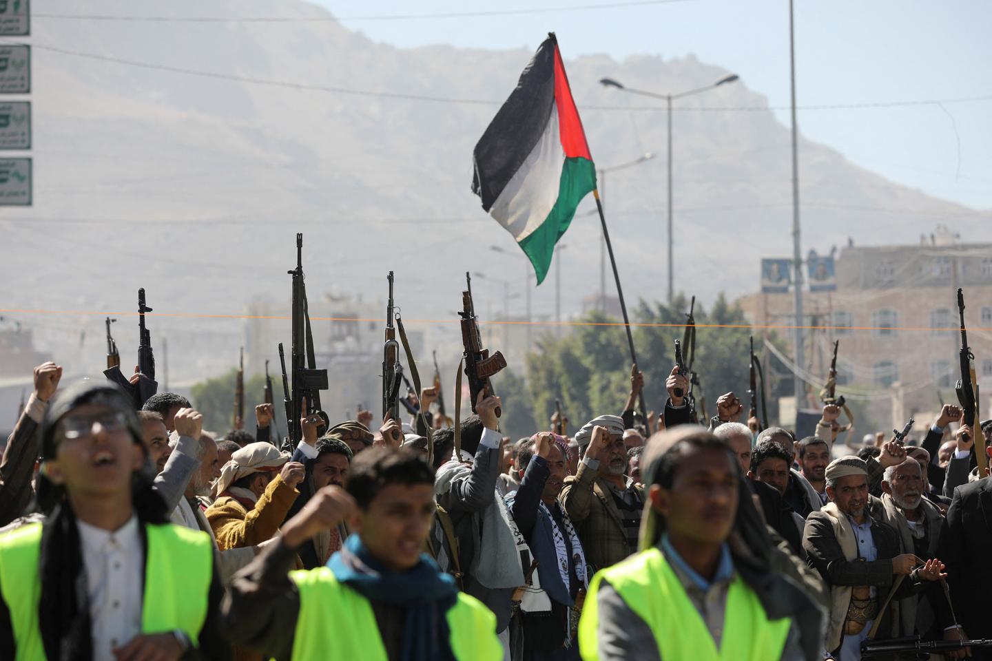 US and UK militaries launch airstrikes on Houthi rebels in Yemen