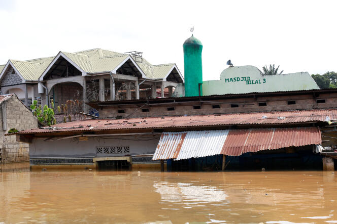 Une maison et une mosquée inondées après que le fleuve Congo a atteint son niveau le plus élevé, provoquant des inondations à Kinshasa, en République démocratique du Congo, le 10 janvier 2024.