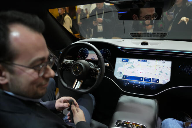 Démonstration du système d’exploitation MBOS de Mercedes, lors du salon technologique Consumer Electronics Show, mardi 9 janvier 2024, à Las Vegas (Nevada).