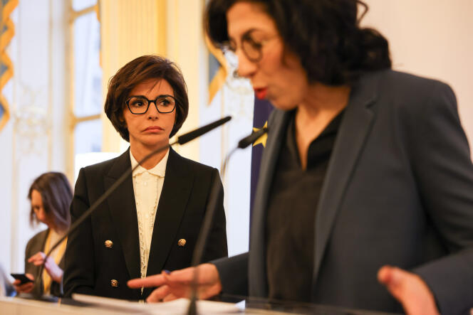 Rima Abdul Malak pronuncia su discurso de entrega en presencia de Rachida Dati, en el Ministerio de Cultura, en París, el 12 de enero de 2024. 