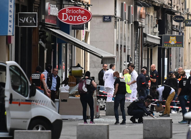 La policía busca pruebas frente a Brioche Dorée, tras una supuesta explosión de una bomba en una calle peatonal en el corazón de Lyon, el 24 de mayo de 2019.