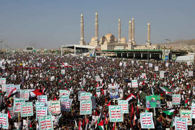 Manifestantes se reúnen para denunciar los ataques aéreos lanzados por Estados Unidos y el Reino Unido en Saná, Yemen, el 12 de enero de 2024. 