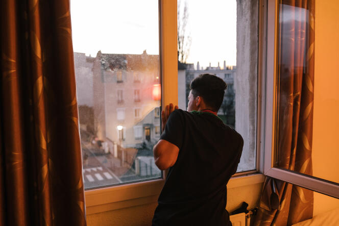 Un mineur isolé afghan est logé dans un hôtel de Neuilly-Plaisance (Seine-Saint-Denis) en janvier 2019, en attendant d'être hébergé par une famille d’accueil. 
