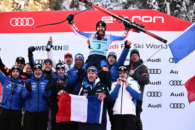 Cyprien Sarrazin celebra con su equipo su victoria en el Super-G de la ronda de la Copa del Mundo de esquí alpino organizada en Wengen (Suiza), el 12 de enero de 2024.