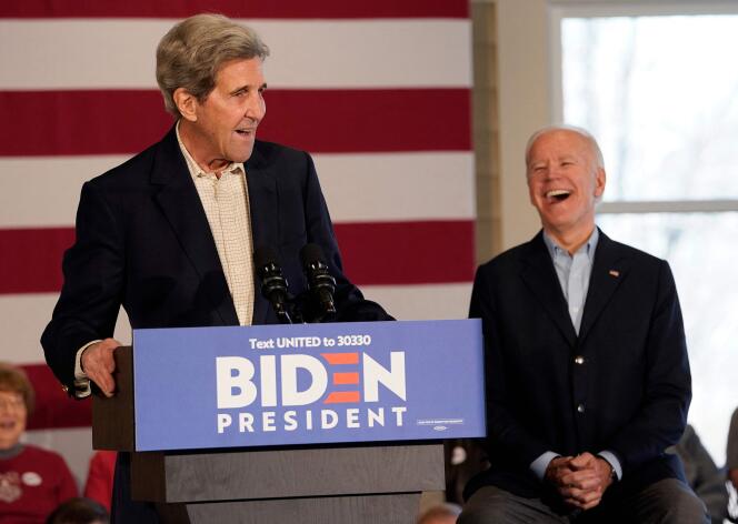 John Kerry and Joe Biden during the former US presidential campaign in Cedar Rapids (Iowa) on December 6, 2019.