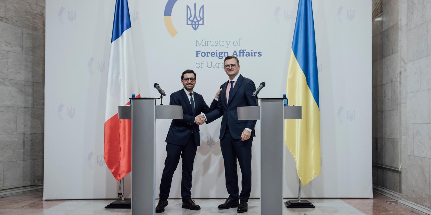 “Ucrania sigue siendo la prioridad de Francia a pesar de la multiplicación de las crisis”, afirma el nuevo Ministro de Asuntos Exteriores, Stéphane Séjourné, durante una visita a Kiev