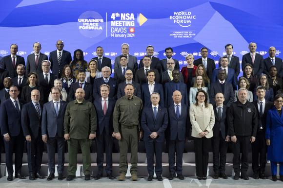 Andriy Yermak, sixième à gauche, et le conseiller fédéral suisse Ignazio Cassis, septième à droite, lors de la quatrième réunion des conseillers à la sécurité nationale sur la formule de paix pour l’Ukraine, à Davos, en Suisse, dimanche 14 janvier 2024.